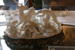 Scène de chasse en porcelaine blanche sur table d'apparat