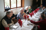 Les participants se retrouvent autour des tables en vu du repas