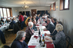 Les participants se retrouvent autour des tables en vu du repas